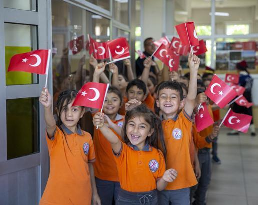 18 milyon öğrenci karne heyecanı yaşadı Türkiyeden renkli karne günü kareleri