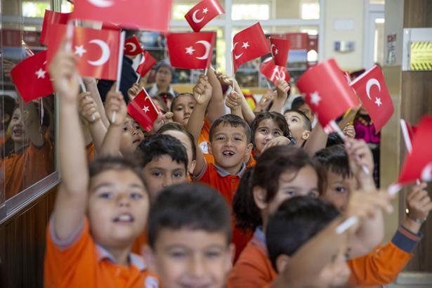 18 milyon öğrenci karne heyecanı yaşadı Türkiyeden renkli karne günü kareleri