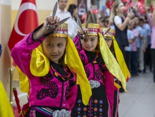 18 milyon öğrenci karne heyecanı yaşadı Türkiyeden renkli karne günü kareleri