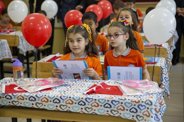18 milyon öğrenci karne heyecanı yaşadı Türkiyeden renkli karne günü kareleri