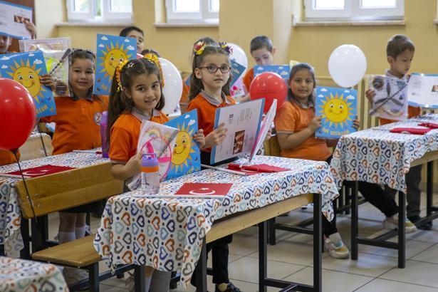 18 milyon öğrenci karne heyecanı yaşadı Türkiyeden renkli karne günü kareleri