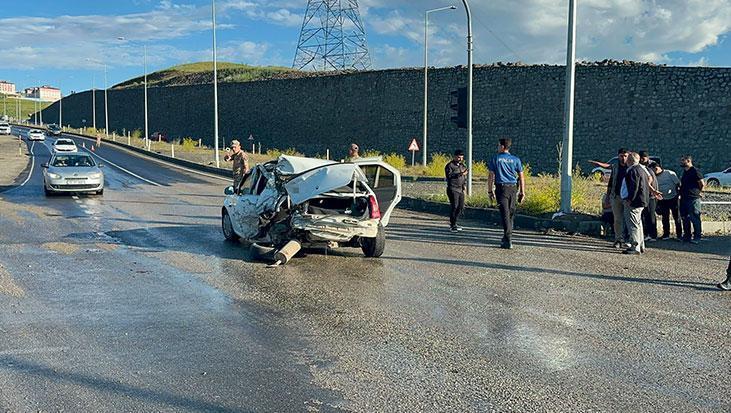 Ağrı'da feci kaza! Freni patlayan kamyonet araca çarptı: 2 yaralı