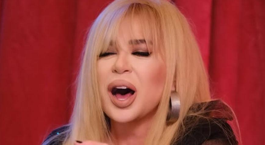 SANKİ İLK DEFA SAHNEYE ÇIKIYOR GİBİYİM