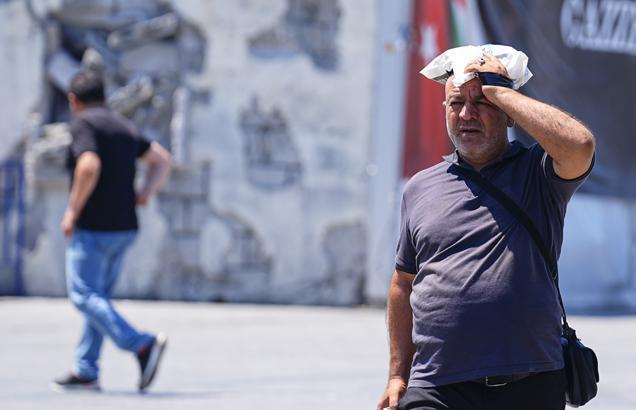 İstanbul kavruluyor! Vatandaşlar ve turistler Eminönü'ne akın etti