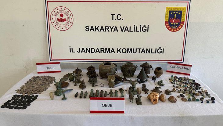 Evini kaçak müzeye dönüştürmüş! 'Anadolu Mirası' operasyonunda 806 tarihi eser ele geçirildi