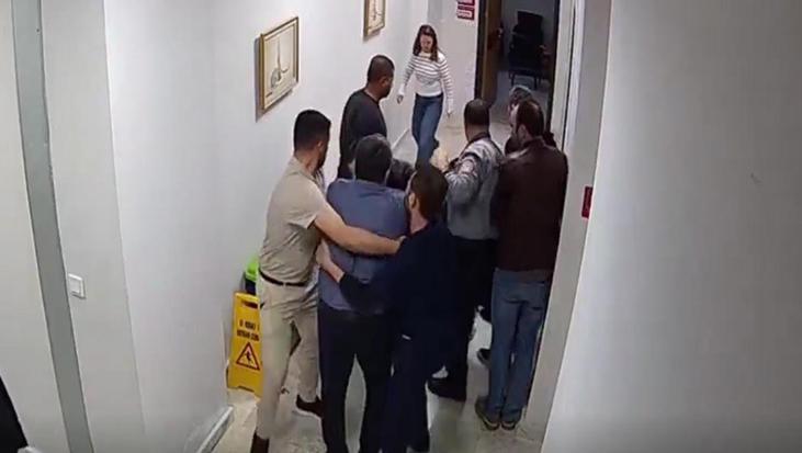 Devlet hastanesinde yumruklu kavga kamerada! Hastane müdürü açığa alındı: Aynı hastanede ikinci soruşturma