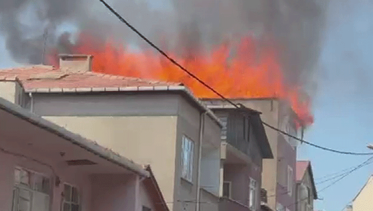 Pendik'te çatıda başlayan alevler kısa sürede binayı sardı: 1 işçi yaralı