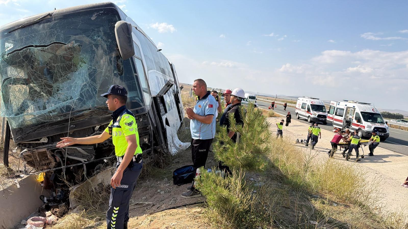 Son dakika: Aksaray'da yolcu otobüsü yoldan çıktı! Çok sayıda yaralı var