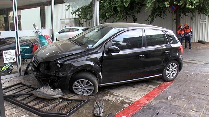 Sürücü direksiyon hakimiyetini kaybetti, otomobil dükkana girdi