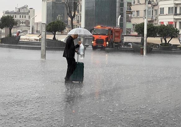 İstanbul'da sağanak etkisini göstermeye başladı: Yollar göle döndü