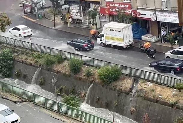 İstanbulda süper hücre vurdu Sağanak bastırdı, yollar göle döndü