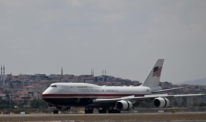 ABD Başkanı Trump NATO Zirvesi için Ankarada Havalimanında dikkat çeken diyalog ABD Başkanı Trump NATO Zirvesi için Ankarada Havalimanında dikkat çeken diyalog