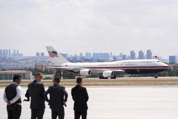 ABD Başkanı Trump NATO Zirvesi için Ankarada Havalimanında dikkat çeken diyalog ABD Başkanı Trump NATO Zirvesi için Ankarada Havalimanında dikkat çeken diyalog