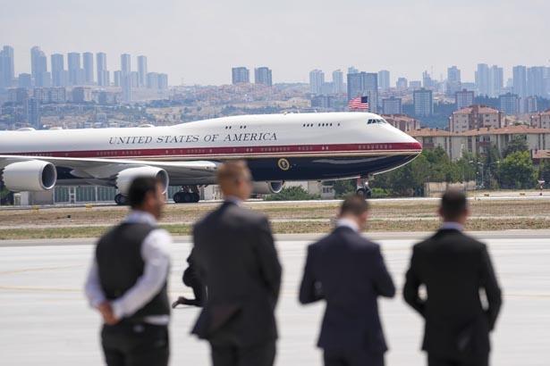 ABD Başkanı Trump NATO Zirvesi için Ankarada Havalimanında dikkat çeken diyalog ABD Başkanı Trump NATO Zirvesi için Ankarada Havalimanında dikkat çeken diyalog