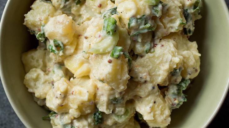 Patates salatasına turşu suyu dokunuşu 15 dakika dinlendirince bambaşka oluyor