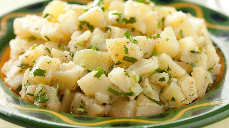 Patates salatasına turşu suyu dokunuşu 15 dakika dinlendirince bambaşka oluyor