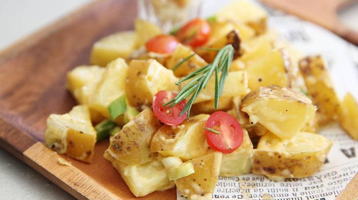 Patates salatasına turşu suyu dokunuşu 15 dakika dinlendirince bambaşka oluyor