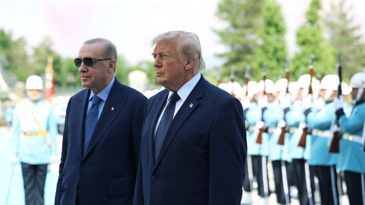 ABD Başkanı Trump NATO Zirvesi için Ankarada Havalimanında dikkat çeken diyalog ABD Başkanı Trump NATO Zirvesi için Ankarada Havalimanında dikkat çeken diyalog