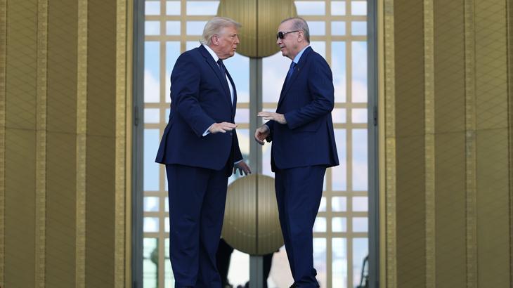 ABD Başkanı Trump NATO Zirvesi için Ankarada Havalimanında dikkat çeken diyalog ABD Başkanı Trump NATO Zirvesi için Ankarada Havalimanında dikkat çeken diyalog