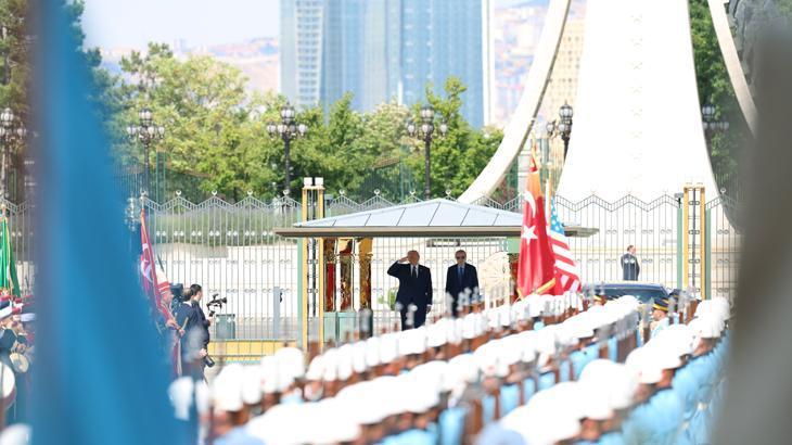 ABD Başkanı Trump NATO Zirvesi için Ankarada Havalimanında dikkat çeken diyalog ABD Başkanı Trump NATO Zirvesi için Ankarada Havalimanında dikkat çeken diyalog