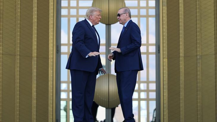 ABD Başkanı Trump NATO Zirvesi için Ankarada Havalimanında dikkat çeken diyalog ABD Başkanı Trump NATO Zirvesi için Ankarada Havalimanında dikkat çeken diyalog