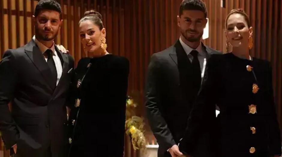Berk Oktay aşka geldi Eşiyle romantik kareyi kalp emojsiyle paylaştı