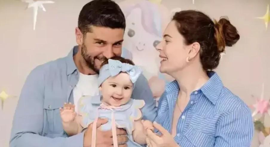 Berk Oktay aşka geldi Eşiyle romantik kareyi kalp emojsiyle paylaştı