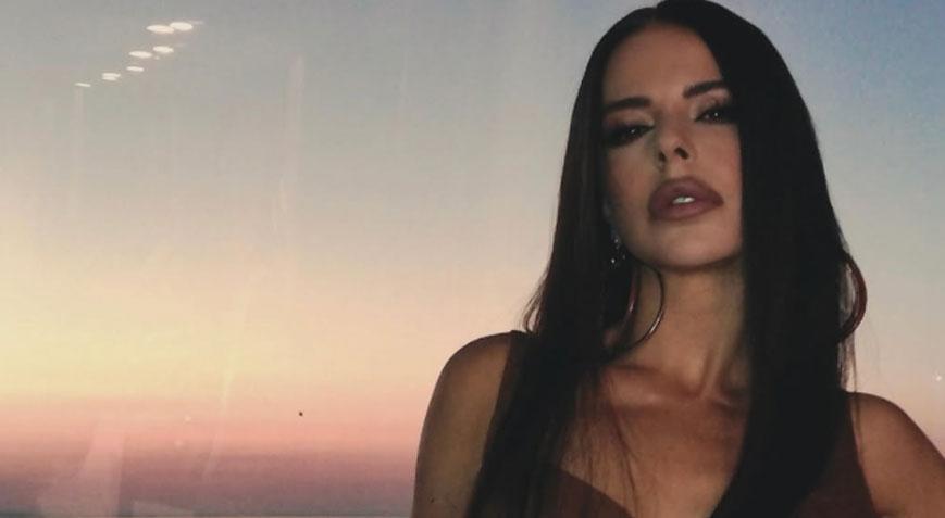 Simge Sağından romantik tatil pozu Tek bir emojiyle aşkını anlattı