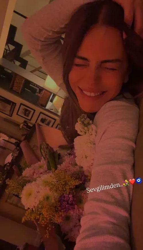 ÇİÇEKLİ SELFİESİ ÇOK KONUŞULDU