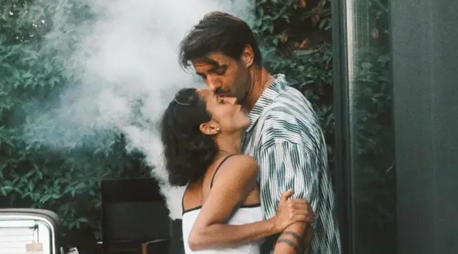 Düğün için gün sayıyorlar Zeynep Bastık ve Serkay Tütüncüden aşk dolu poz
