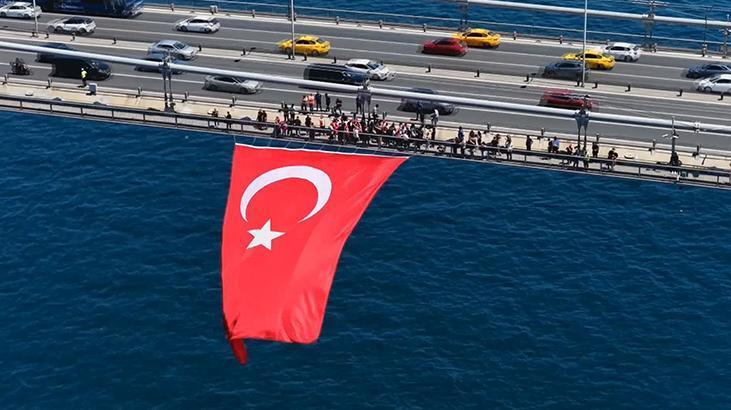 İstanbul Boğazındaki köprülere Türk bayrağı asıldı