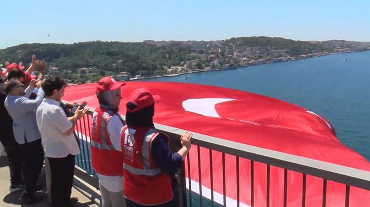 İstanbul Boğazındaki köprülere Türk bayrağı asıldı