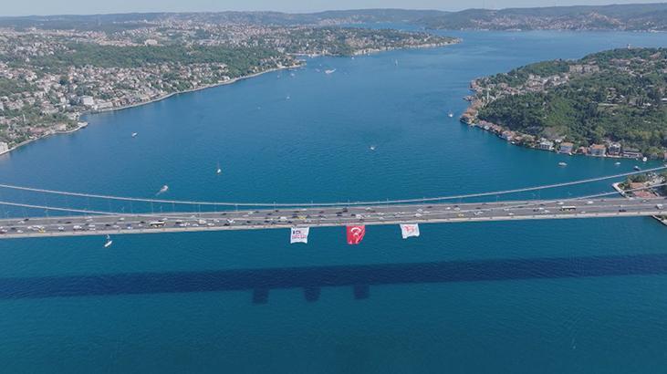 İstanbul Boğazındaki köprülere Türk bayrağı asıldı