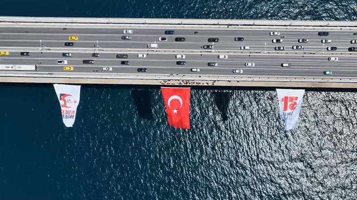 İstanbul Boğazındaki köprülere Türk bayrağı asıldı