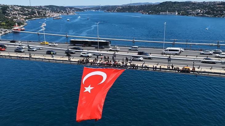 İstanbul Boğazındaki köprülere Türk bayrağı asıldı