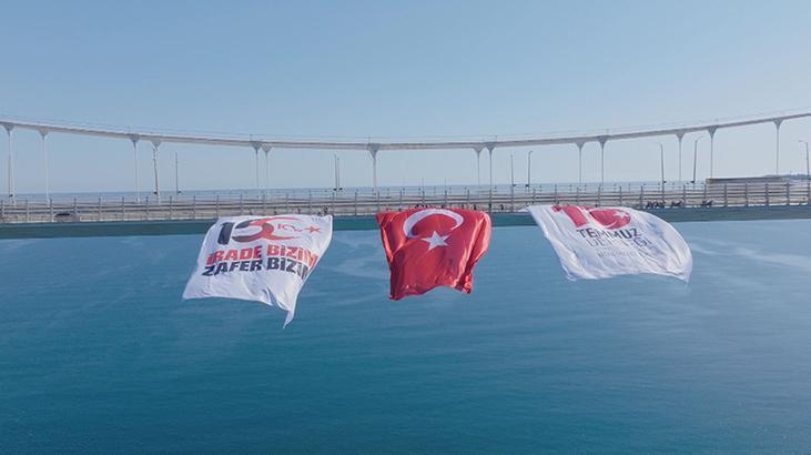 İstanbul Boğazındaki köprülere Türk bayrağı asıldı