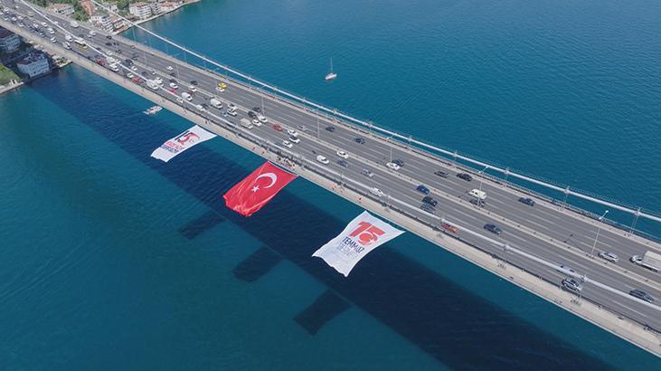 İstanbul Boğazındaki köprülere Türk bayrağı asıldı