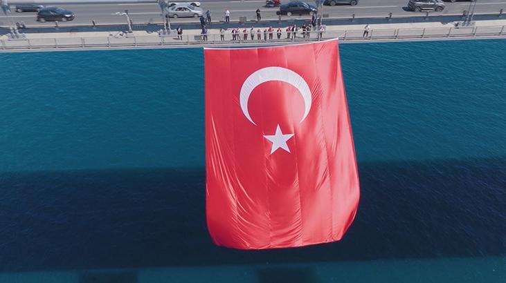 İstanbul Boğazındaki köprülere Türk bayrağı asıldı