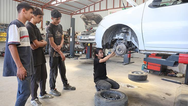 Motor söküyor, şanzıman indiriyor! 'Sanayi prensesi' 5 çırağa ustalık yapıyor