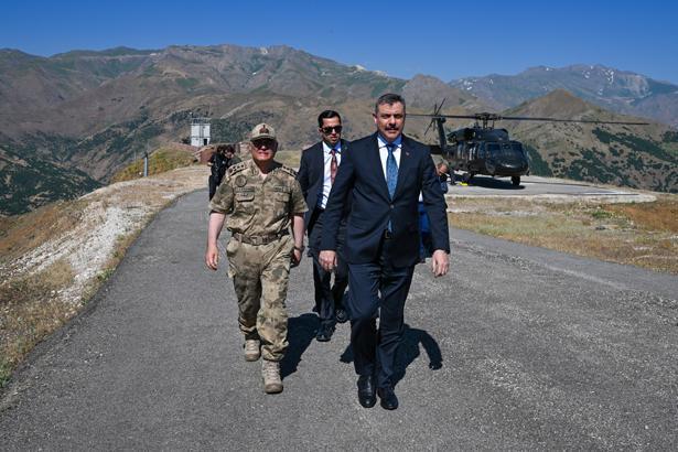 İçişleri Bakanı Çiftçi, Hakkari'de üs bölgesini ziyaret etti