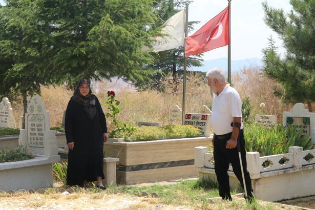 Şehit oğullarını yalnız bırakmadılar! Hayatlarını değiştirip mezarının yanına taşındılar