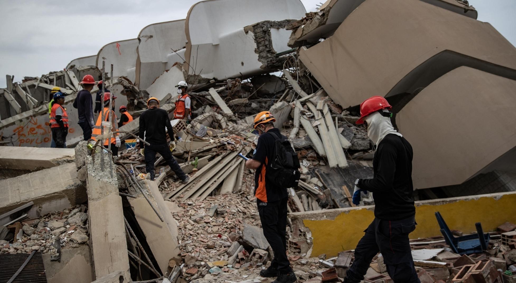 7.2 ve 7.5lik depremlerle sarsılan Venezuelaya Türkiyeden yardım eli 30 ton ulaştı