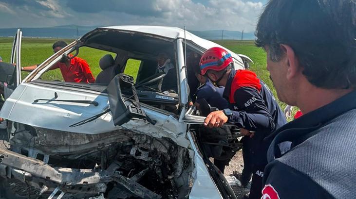 Ardahan-Artvin yolunda feci kaza! Araçta sıkışan sürücüyü itfaiye kurtardı; 7 yaralı