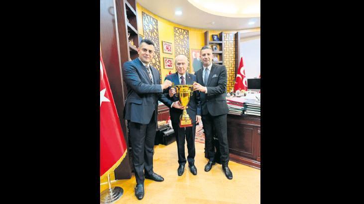 Bahçeli’ye kupa takdimi