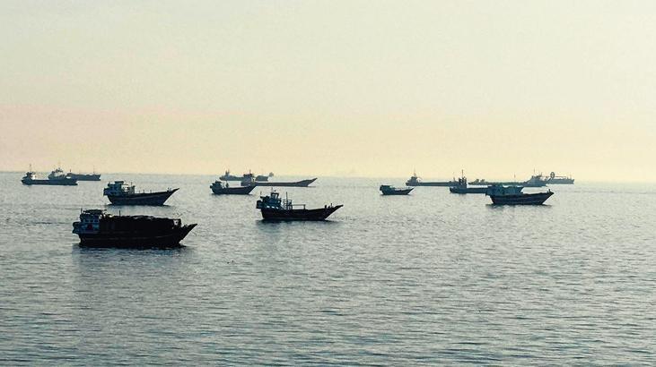 İran füzeleri Hürmüz'de BAE tankerlerini vurdu: 1 ölü, 8 yaralı