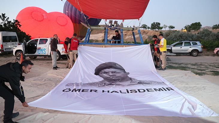 Kapadokyada sıcak hava balonları 15 Temmuz dolayısıyla Türk bayrakları ve afişlerle uçtu
