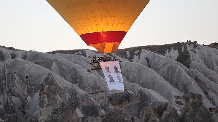 Kapadokyada sıcak hava balonları 15 Temmuz dolayısıyla Türk bayrakları ve afişlerle uçtu