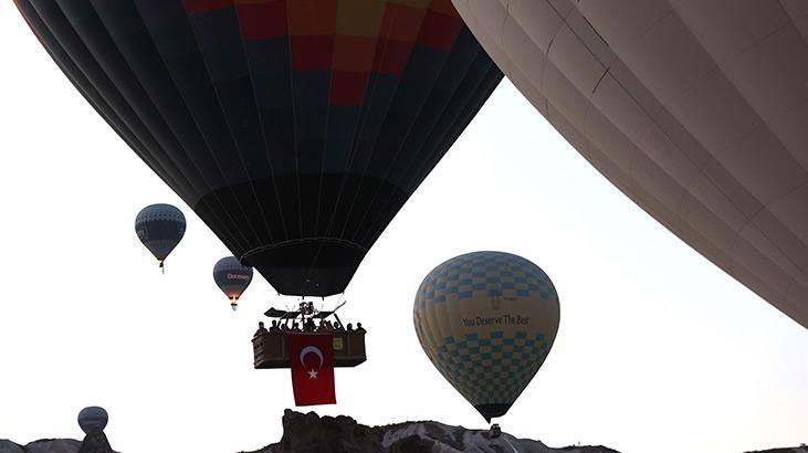 Kapadokyada sıcak hava balonları 15 Temmuz dolayısıyla Türk bayrakları ve afişlerle uçtu