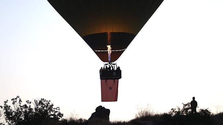 Kapadokyada sıcak hava balonları 15 Temmuz dolayısıyla Türk bayrakları ve afişlerle uçtu