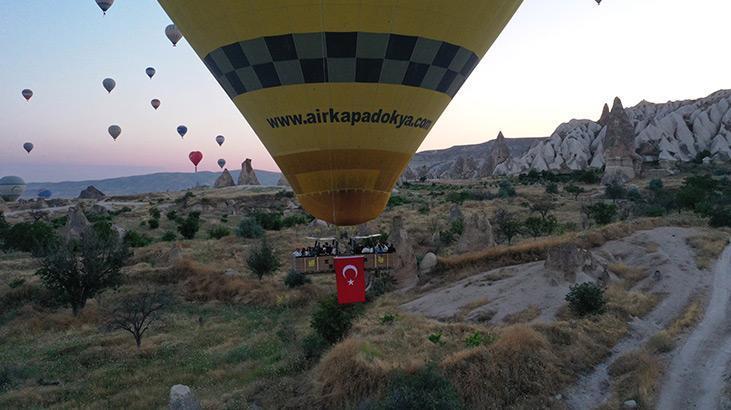 Kapadokyada sıcak hava balonları 15 Temmuz dolayısıyla Türk bayrakları ve afişlerle uçtu
